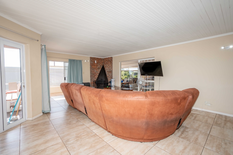 8 Bedroom Property for Sale in Middedorp Western Cape